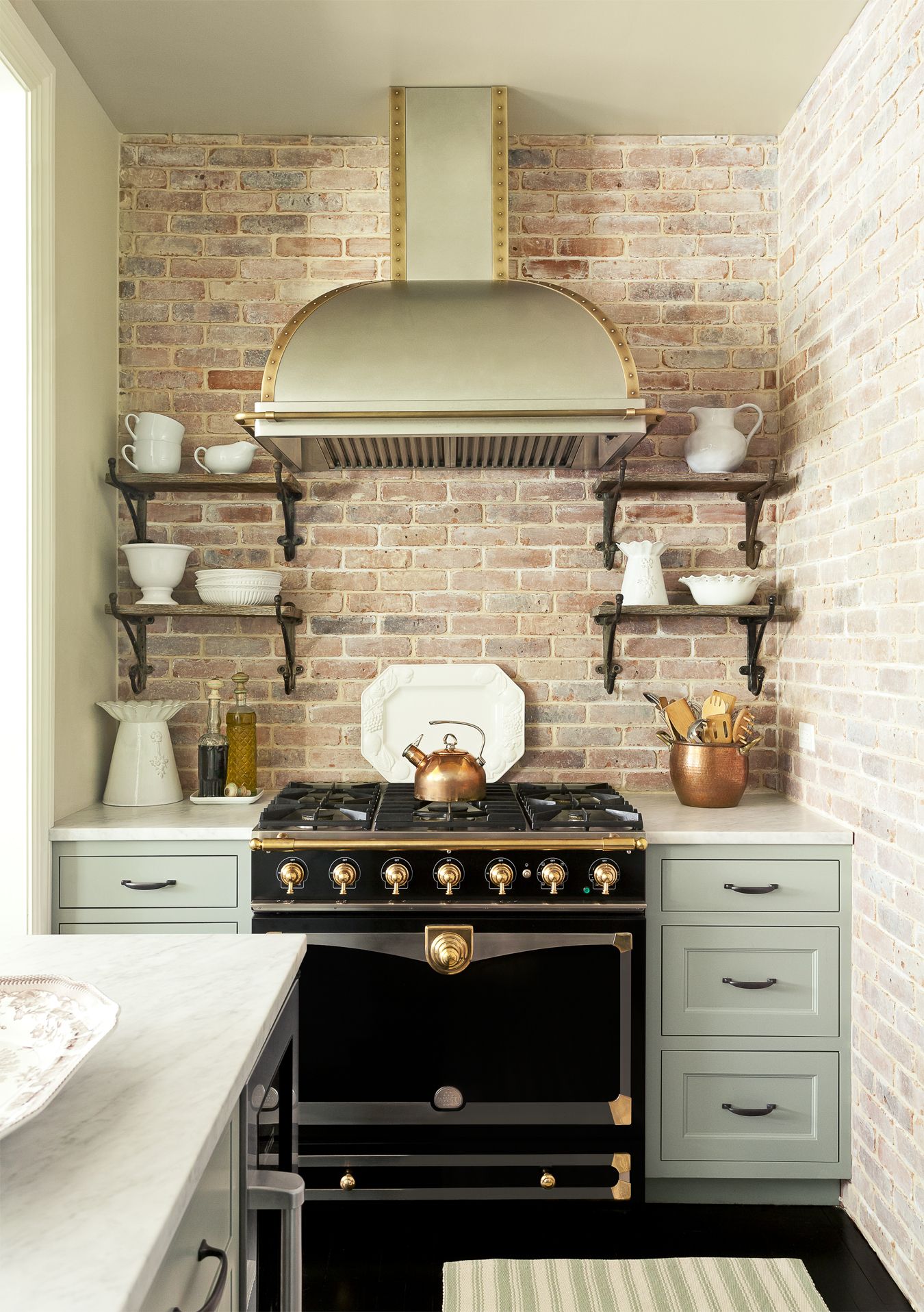 18 Gorgeous Kitchen Range Hoods That Are Eye Candy Not Eyesores ...