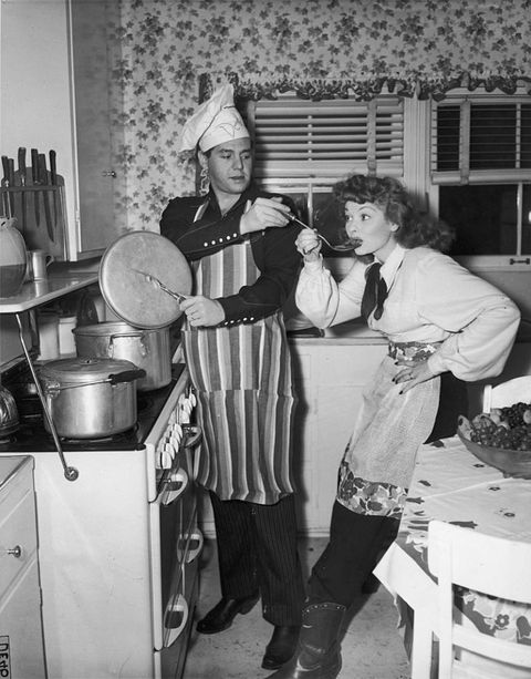 Lucy assaggia un cucchiaio di un piatto preparato da Desi, circa 1945.