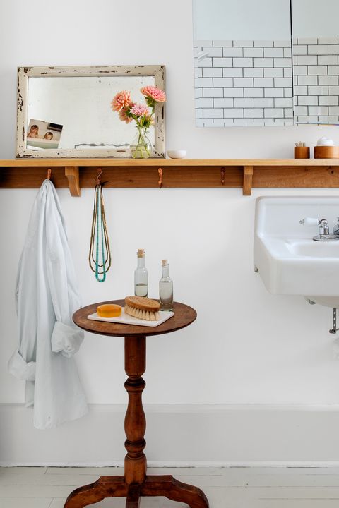 Plumbing fixture, Bathroom sink, Room, Property, Tap, Wall, Sink, Bathroom accessory, Plumbing, Orange, 