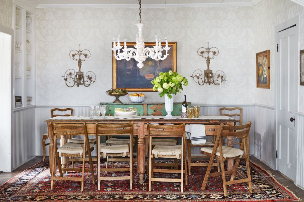 People Can T Decide Whether Rugs Belong In The Dining Room Or Not