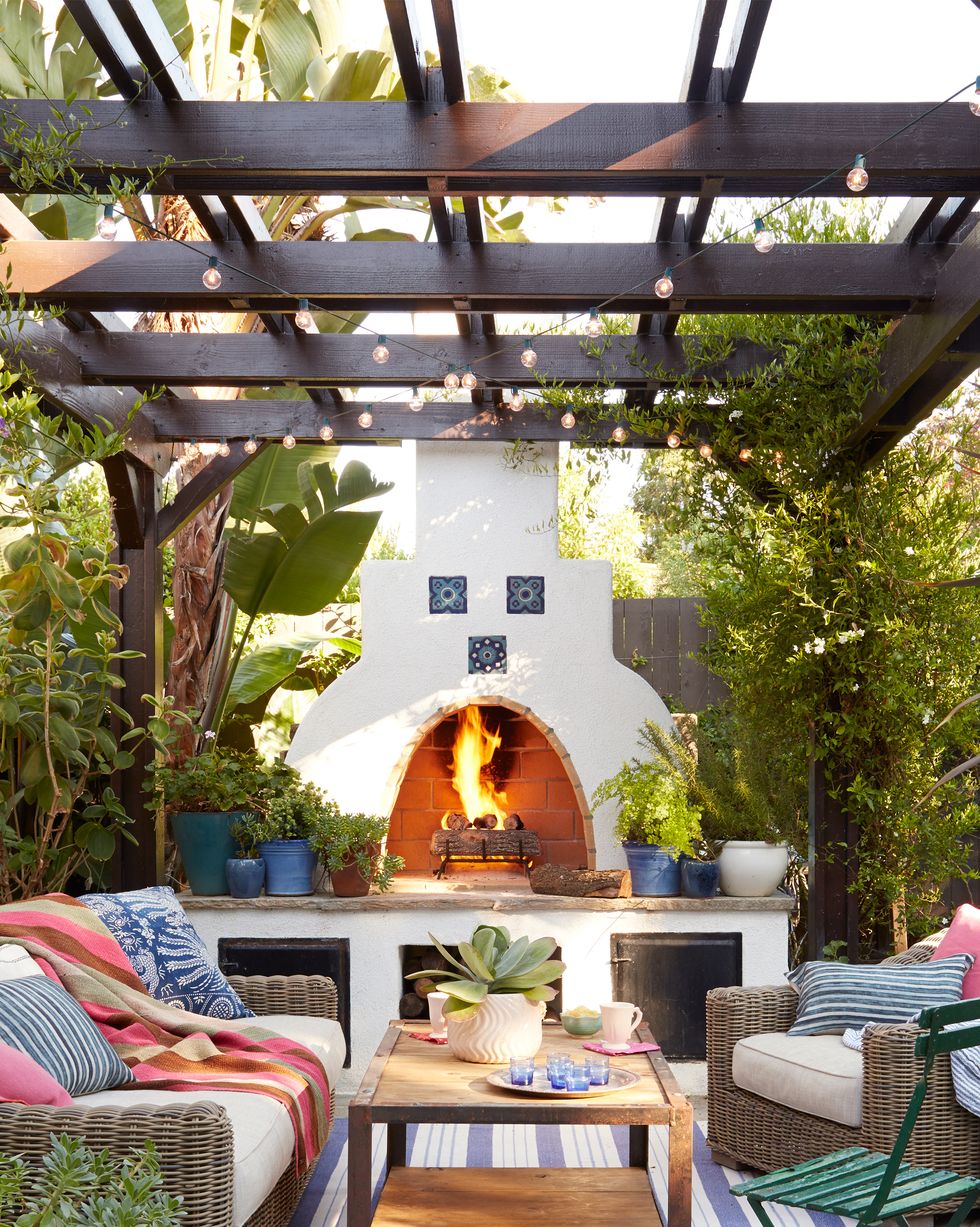 mediterranean feeling patio with a pergola above