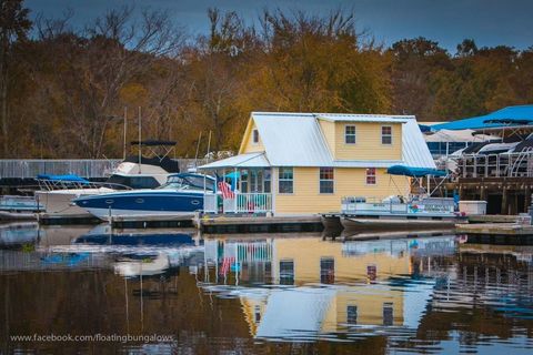 12 Best Houseboat Rentals - Cute Houseboats You Can Rent ...