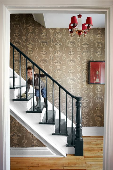 Stairs, Handrail, Room, Baluster, Wall, Property, Home, Wallpaper, Molding, Interior design, 