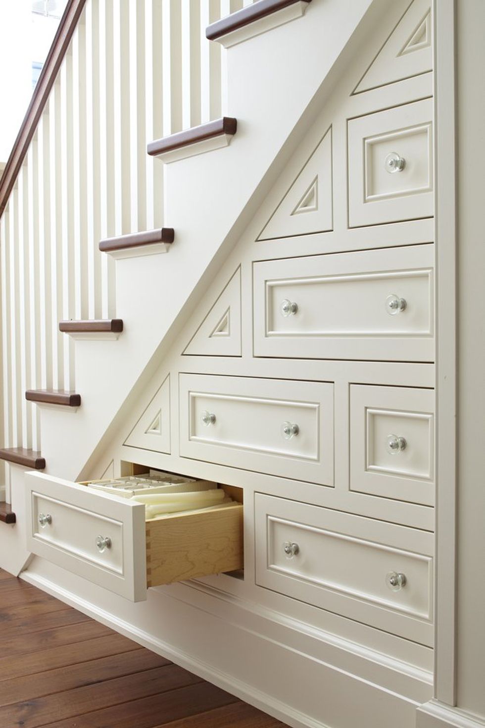 Stairs, Furniture, Drawer, Room, Wall, Chest of drawers, Home, Material property, Molding, Interior design, 