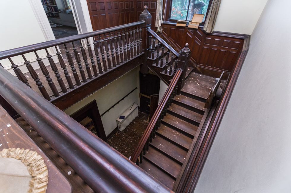 Stairs, Handrail, Property, Baluster, Room, House, Floor, Wood, Window, Architecture, 