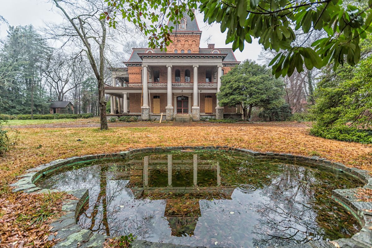 Reflection, Garden, Pond, Shrub, Mansion, Water feature, Plantation, Estate, Symmetry, Official residence, 
