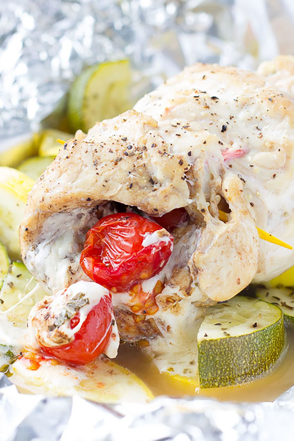 https://hips.hearstapps.com/clv.h-cdn.co/assets/17/20/1024x1538/gallery-1495228402-caprese-stuffed-chicken-foil-packs-4.jpg?resize=980:*