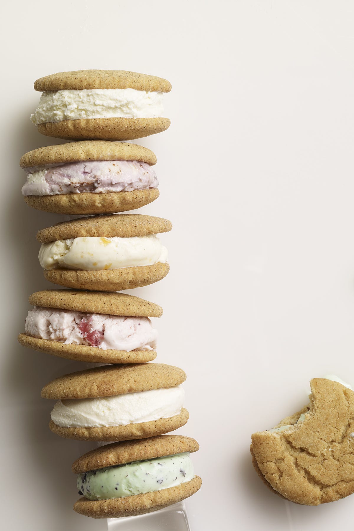 Sandwich Cookies, Food, Macaroon, Cookies and crackers, Cookie, Snack, Cuisine, Baked goods, Biscuit, Dessert, 