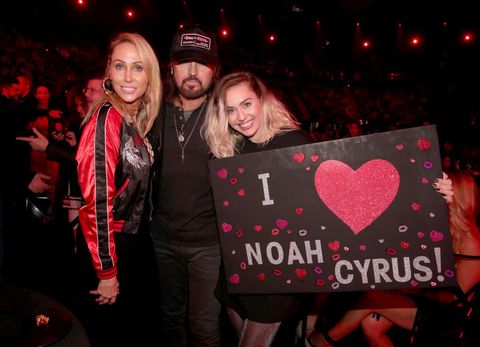 Listen To Noah Cyrus Sing I M Stuck Noah Cyrus Releases Country Pop Song From Debut Album Nc 17