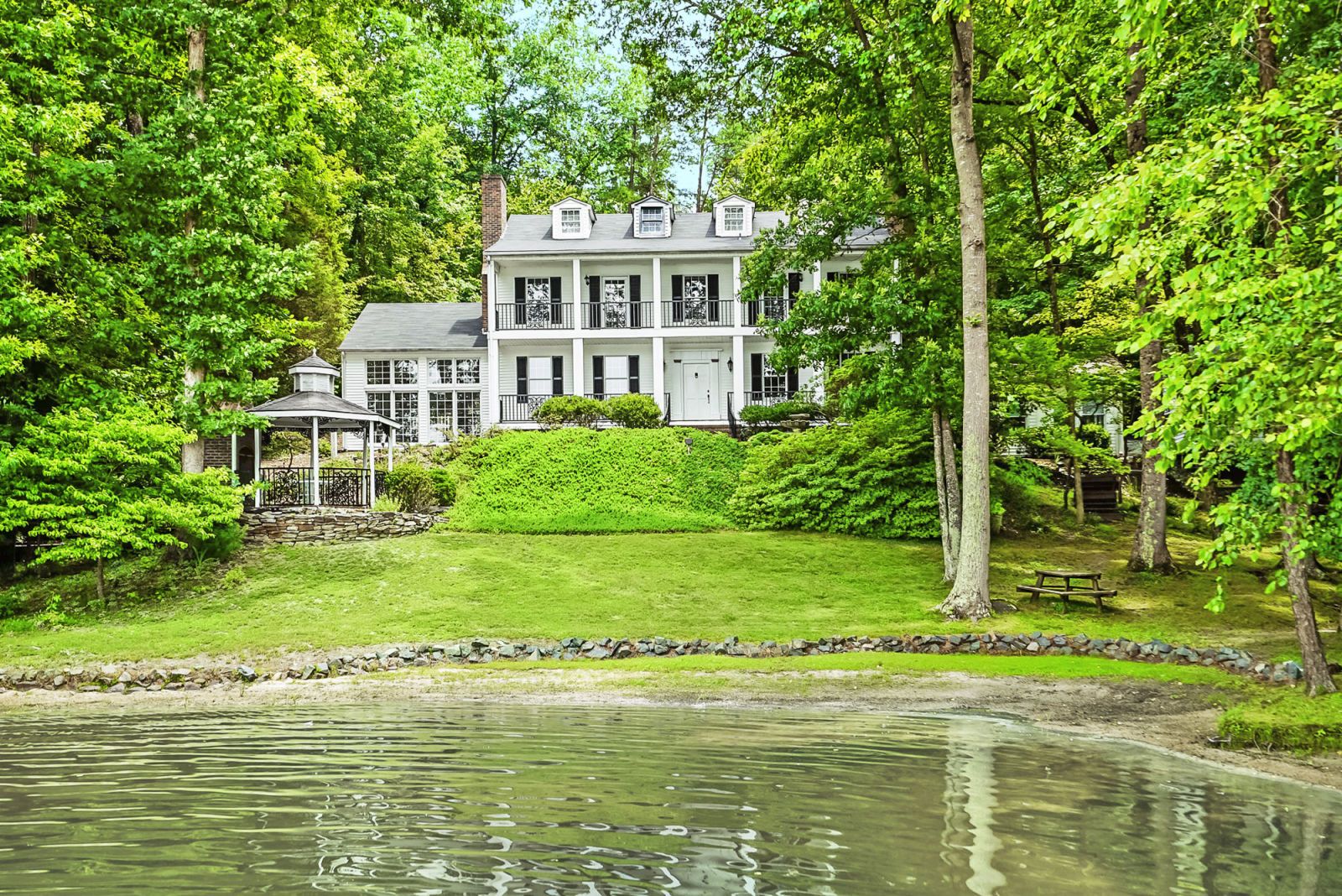 lakehouse for sale virginia