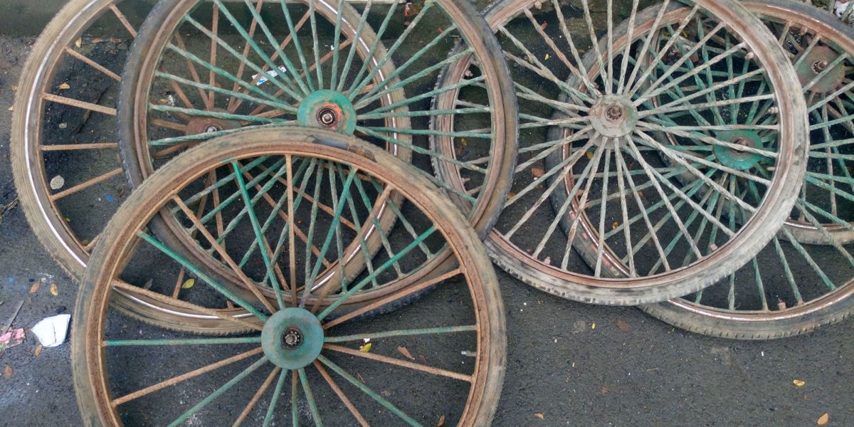 Old Wagon Wheels In Your Garden, Decorative Garden Cart Wheels