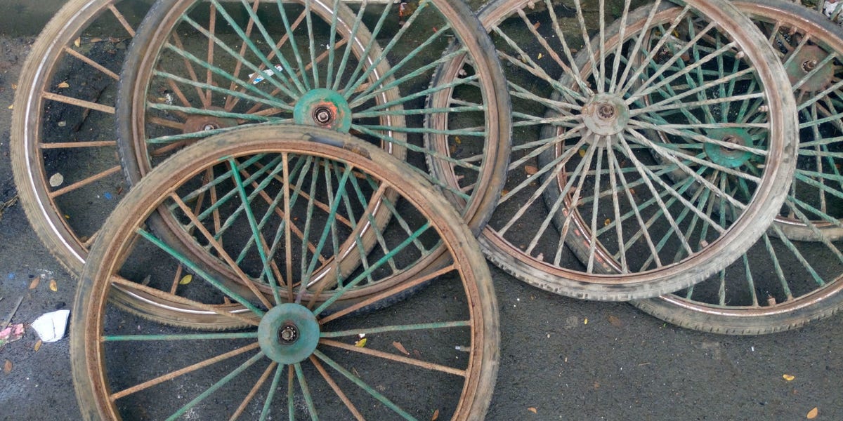 20 Incredible Ways To Use Old Wagon Wheels In Your Garden How Decorate With Old Wagon Wheels In Your Garden, Vintage Garden Cart Wheels