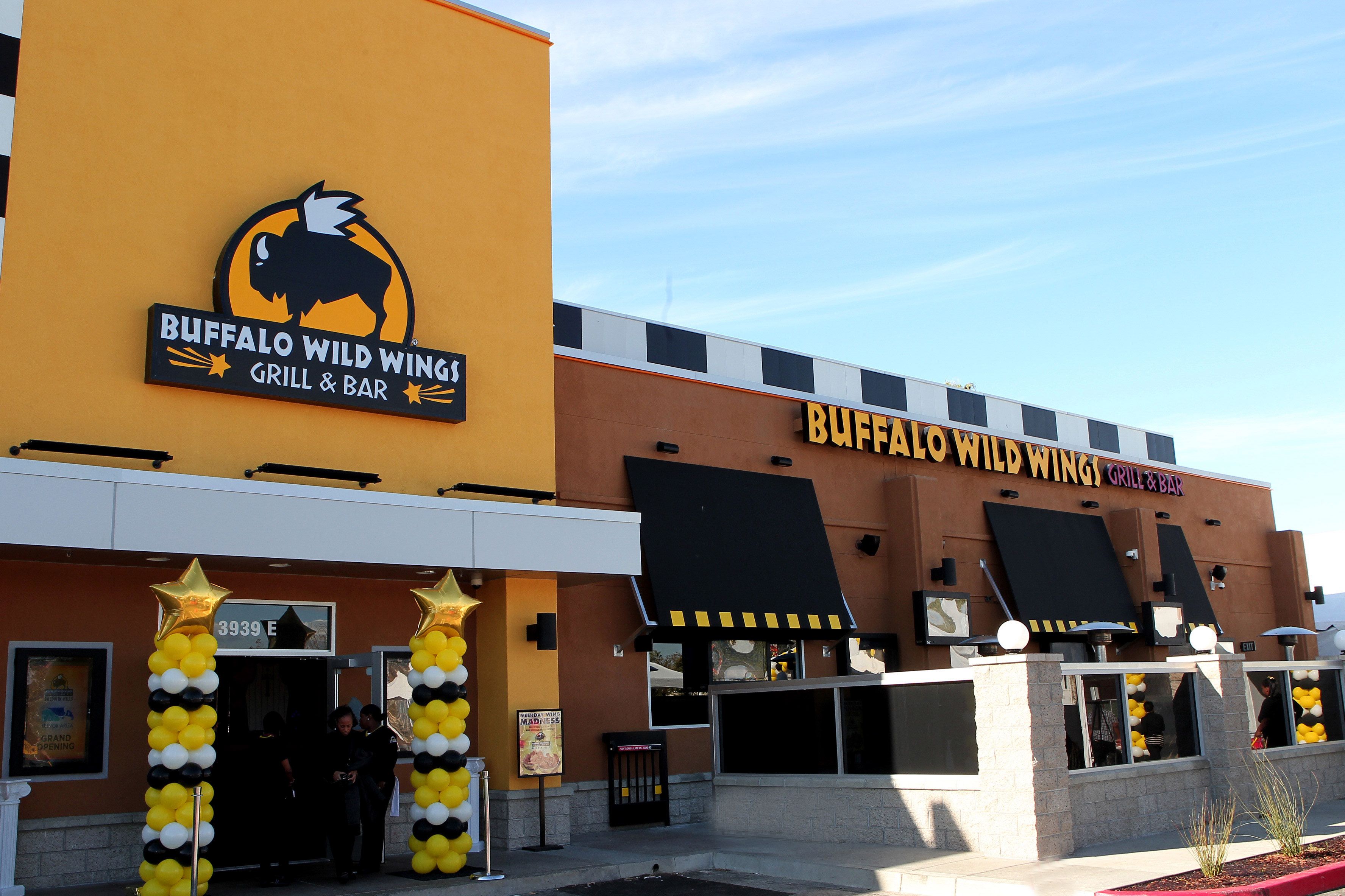 instruktør mindre patrice Buffalo Wild Wings Announces Delivery - B-Dubs Express Locations Will Open  This Summer