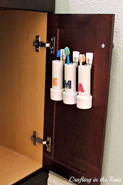 https://hips.hearstapps.com/clv.h-cdn.co/assets/17/24/1497552317-hang-toothbrushes-in-cabinet.jpg?crop=1.0xw:1xh;center,top&resize=980:*