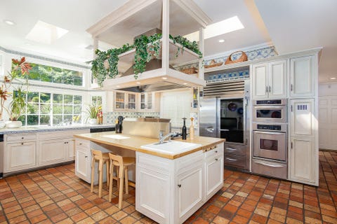 Golden Rue Mcclanahan S Former California Home Is On The Image
