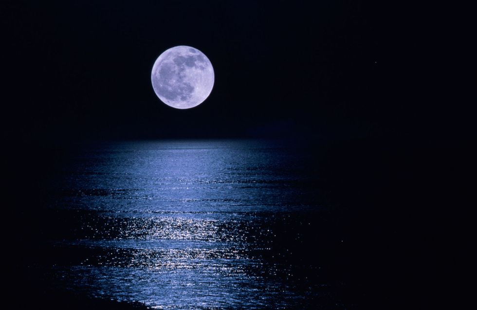 Moon, Sky, Moonlight, Full moon, Celestial event, Light, Astronomical object, Atmosphere, Night, Midnight, 