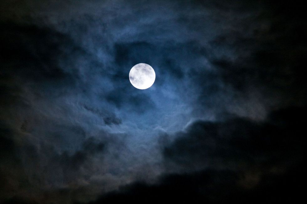 Moon, Sky, Full moon, Moonlight, Nature, Atmospheric phenomenon, Atmosphere, Astronomical object, Cloud, Celestial event, 