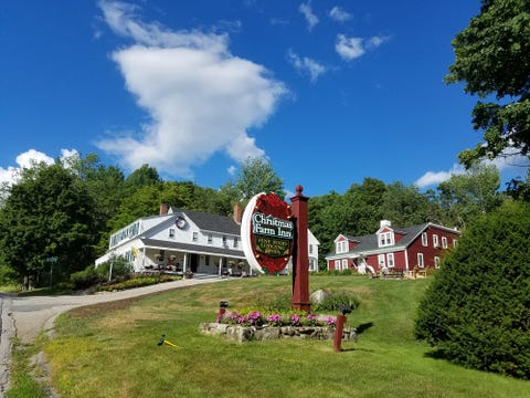 20 Of The Coziest Country Inns For The Holidays Christmas Bed