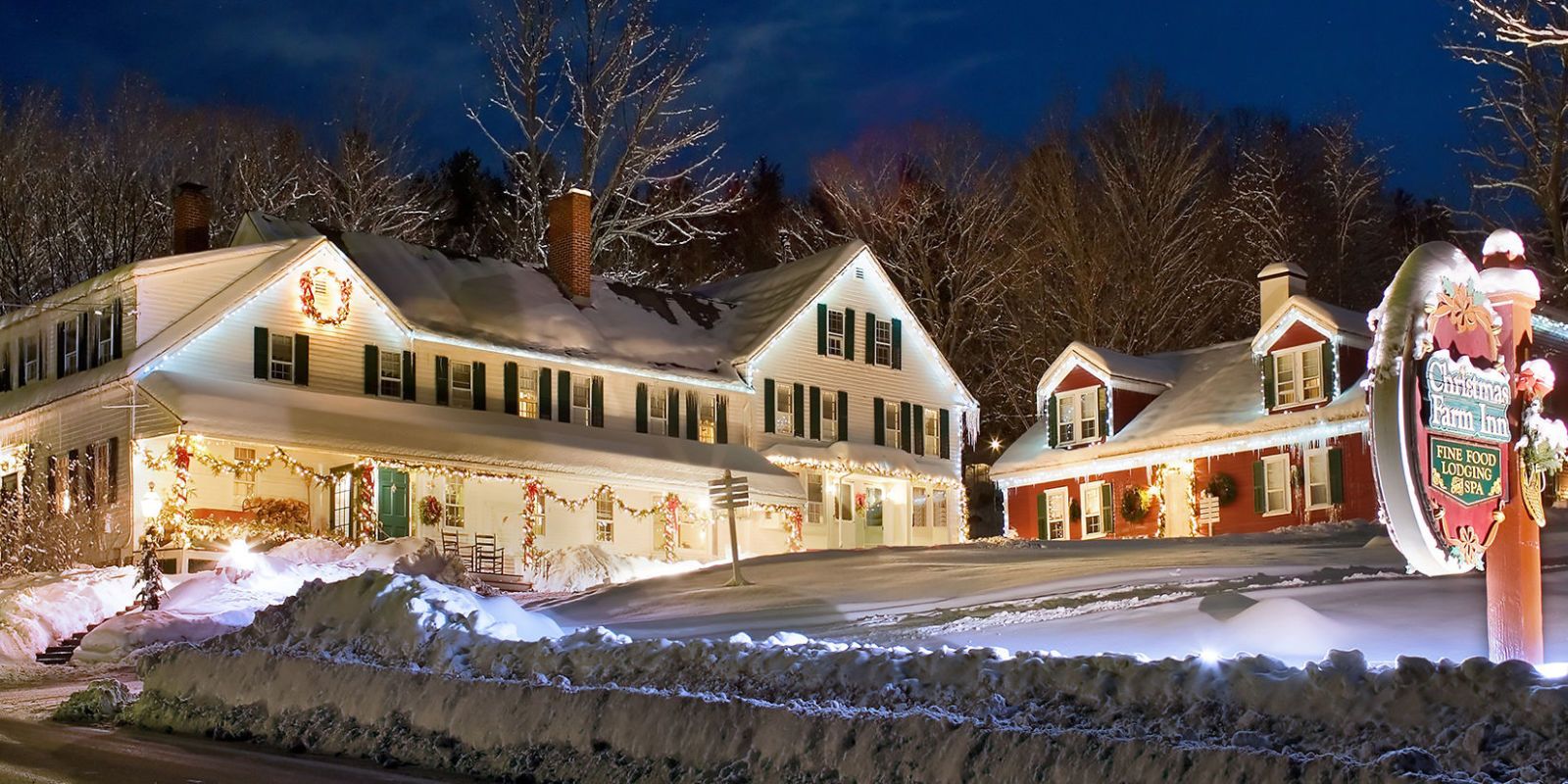 14 Of The Coziest Country Inns For The Holidays - Christmas Bed And ...