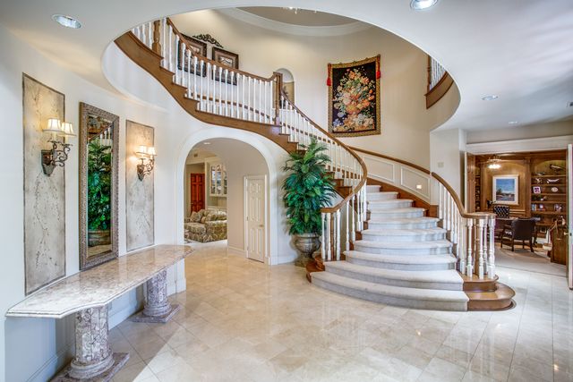 This Texas Mansion Has The Greatest Driveway You'll Ever See