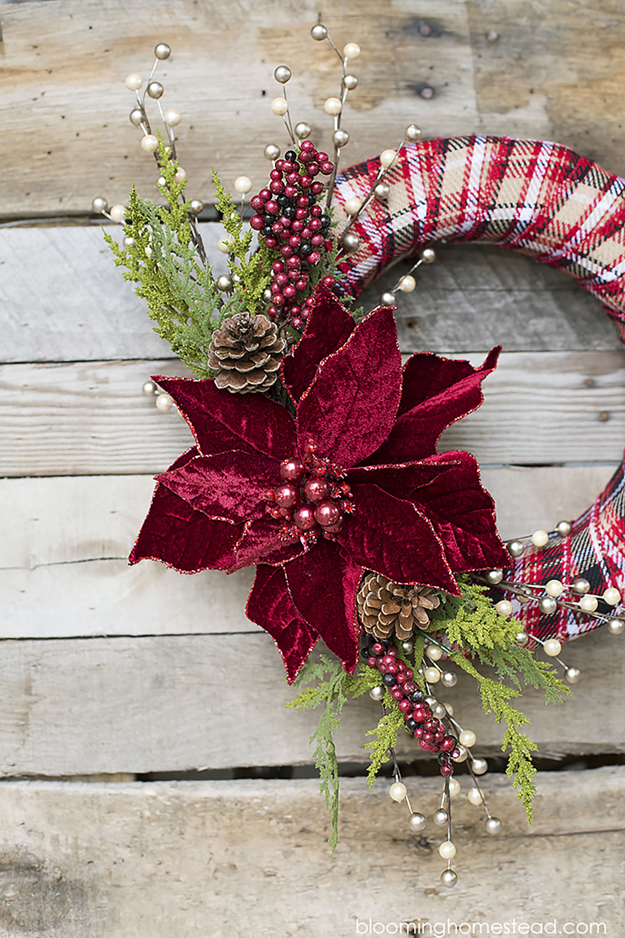 43 Elegant Christmas Wreath To Welcome Your Guest - stylisheye