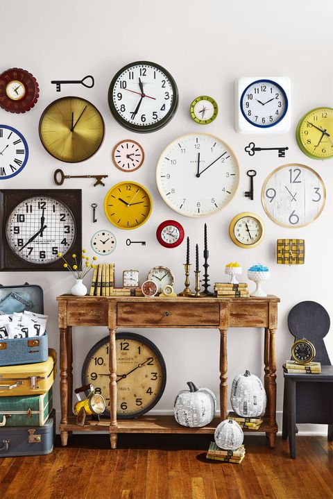 Clock, Wall clock, Alarm clock, Furniture, Wall, Room, Home accessories, Interior design, Quartz clock, Table, 