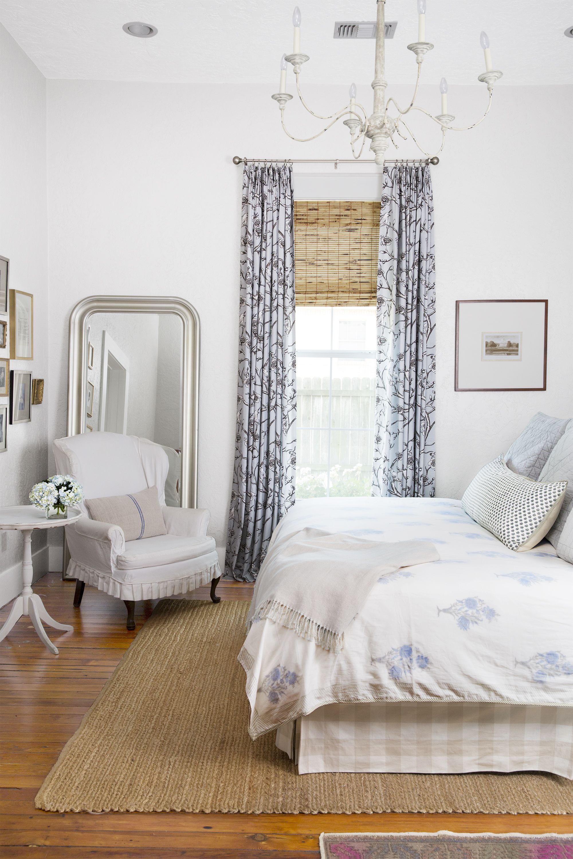 bedroom off white walls