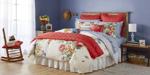 Bed, Bedding, Bedroom, Furniture, Bed sheet, Bed frame, Quilting, Room, Textile, Bed skirt, 