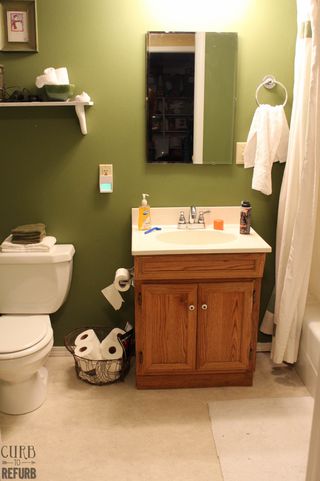 Bathroom, Room, Bathroom cabinet, Property, Bathroom accessory, Floor, Toilet, Plumbing fixture, Wall, Interior design, 