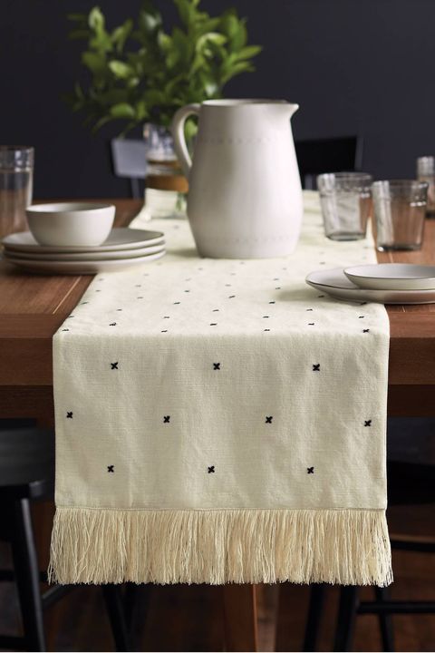 Tablecloth, Textile, Table, Home accessories, Linens, Lace, Placemat, Linen, Rectangle, Furniture, 