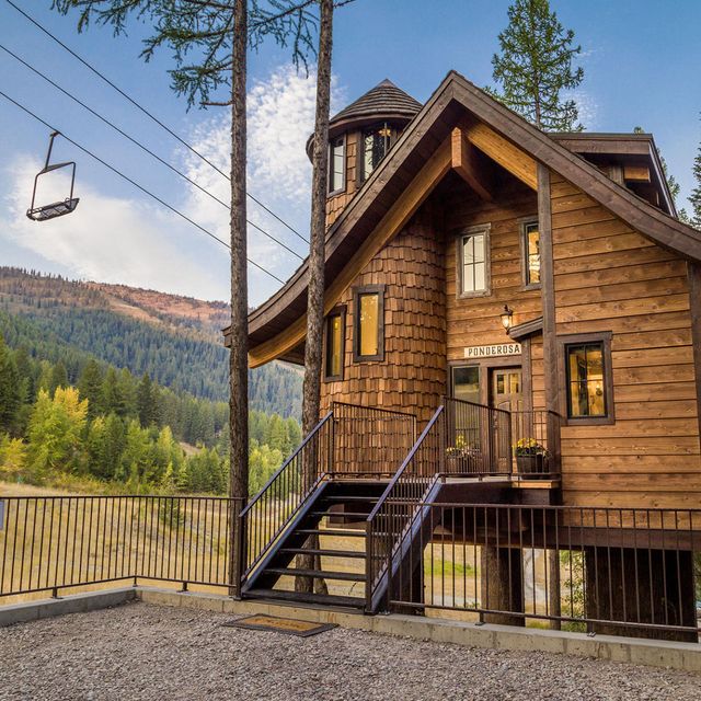 Property, House, Tree, Mountain, Log cabin, Home, Building, Sky, Cottage, Architecture, 