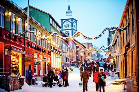 Town, City, Landmark, Street, Winter, Building, Human settlement, Urban area, Sky, Evening, 