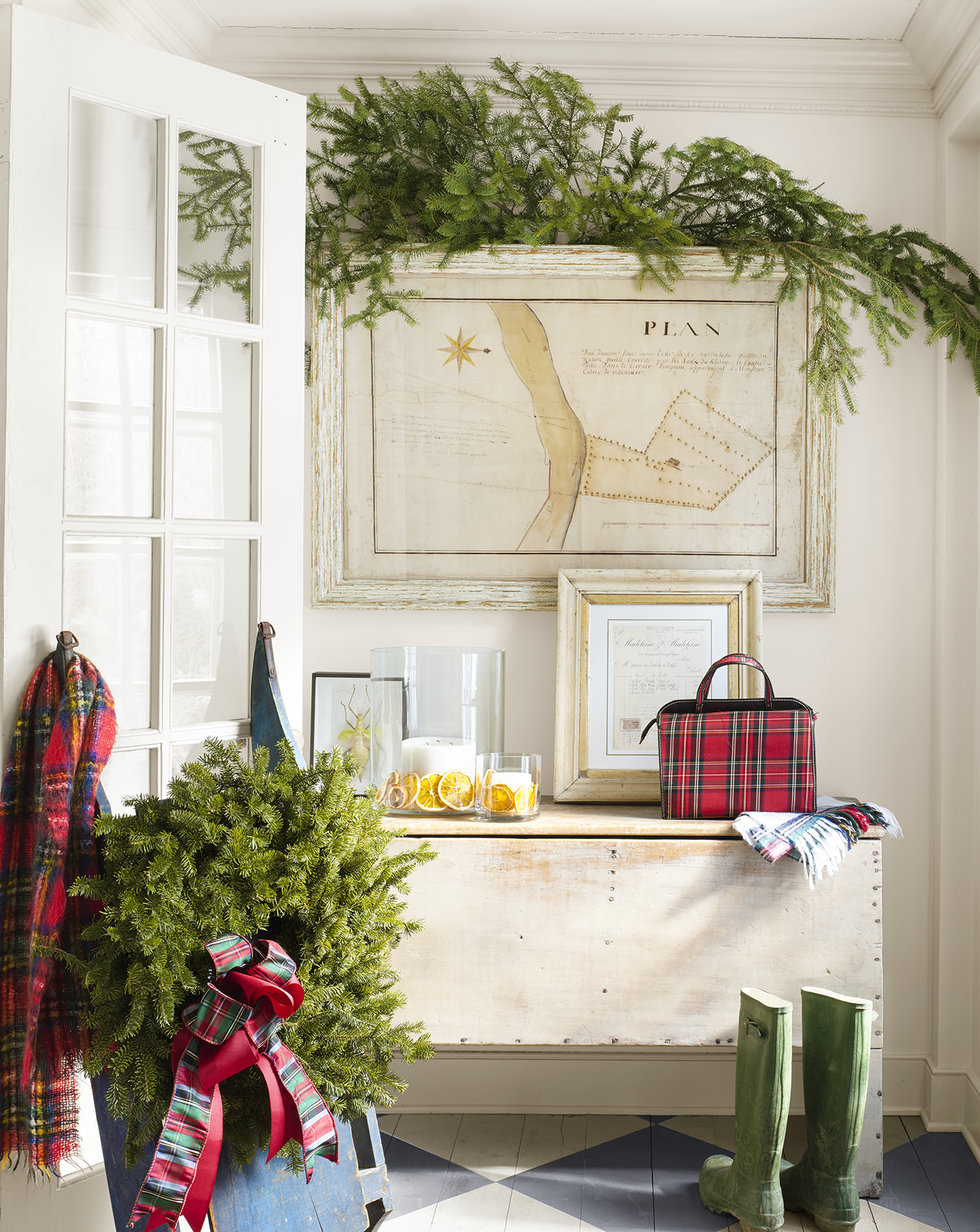 https://hips.hearstapps.com/clv.h-cdn.co/assets/17/44/christmas-in-connecticut-entryway-2-1217.png?crop=1.00xw:0.837xh;0,0.0921xh&resize=980:*