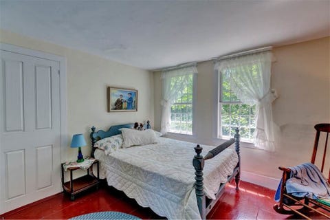 Bedroom, Room, Furniture, Property, Bed, Floor, Interior design, Bed frame, Bed sheet, Building, 
