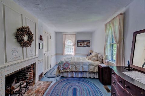 Bedroom, Room, Property, Furniture, Bed, Interior design, Bed sheet, Building, Bed frame, Ceiling, 