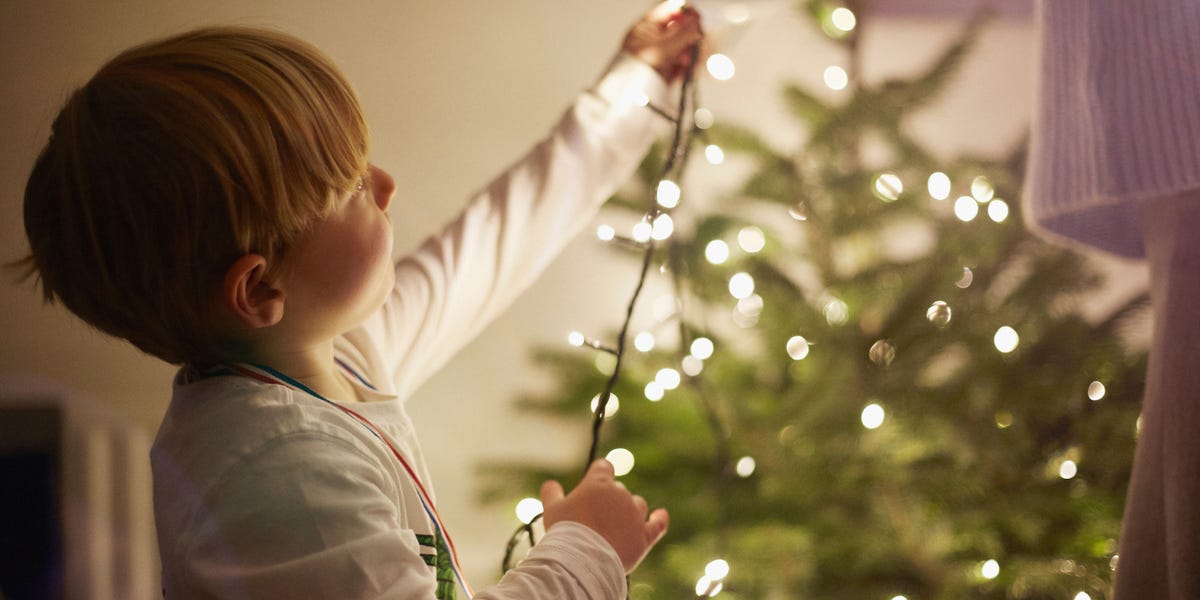 How To Hang Christmas Tree Lights Best Ways To Hang Christmas Lights how-to-hang-christmas-tree-lights-best-ways-to-hang-christmas-lights
