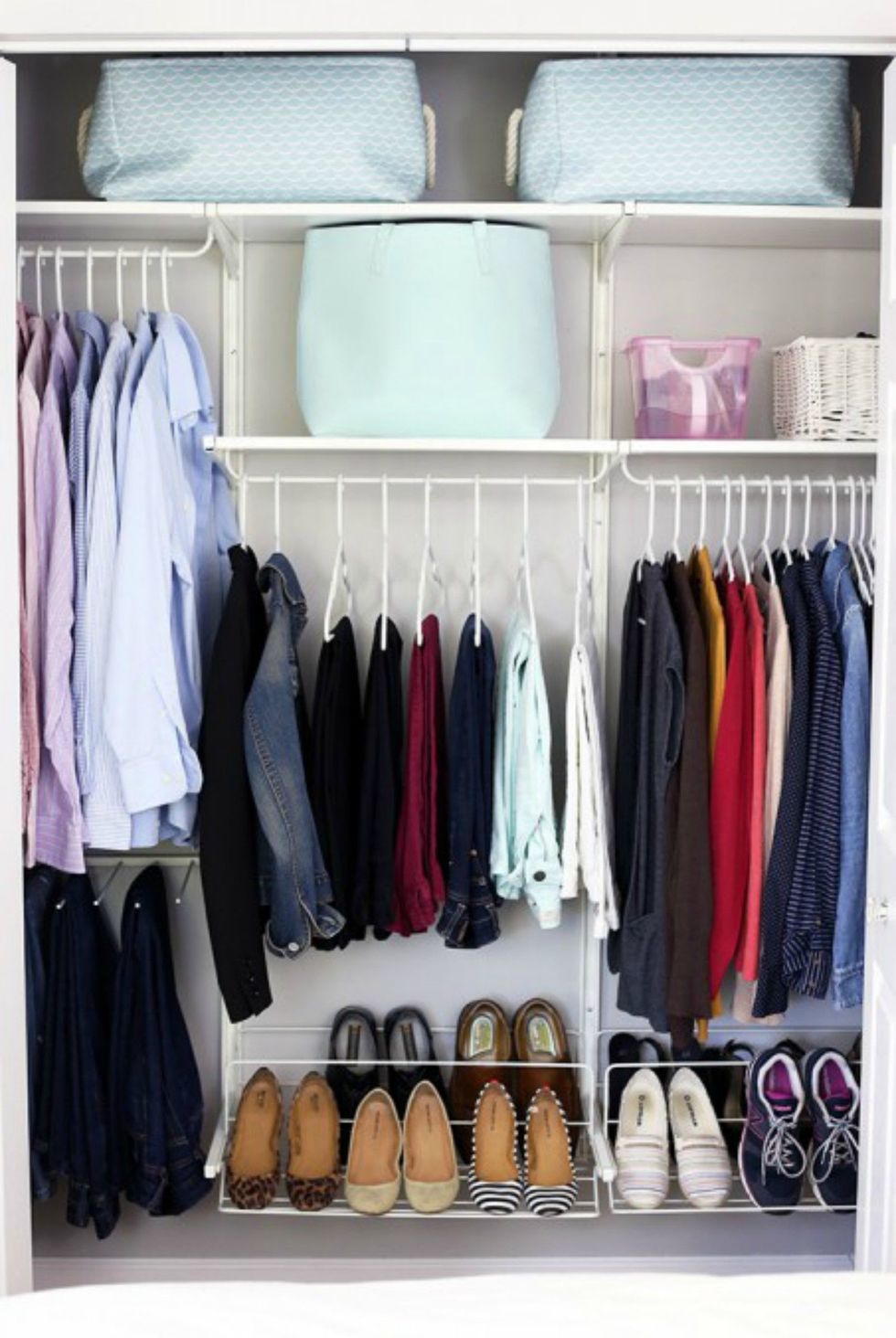 How to organize. Гардероб Мари Кондо. Вертикальная система хранения вещей. Вертикальное хранение вещей в шкафу. Вертикальное хранение одежды.