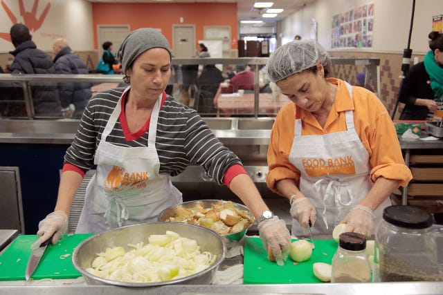 Susi Cahn bei einer lokalen Food Bank.