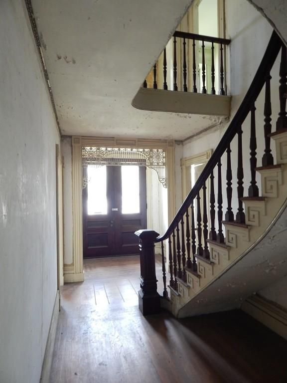 Stairs, Property, Handrail, Building, Daylighting, Baluster, Room, Architecture, Floor, Ceiling, 