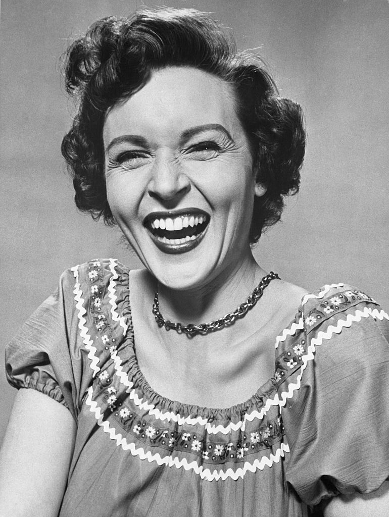 Facial expression, Smile, Eyebrow, Retro style, Hairstyle, Chin, Portrait, Vintage clothing, Monochrome, Laugh, 