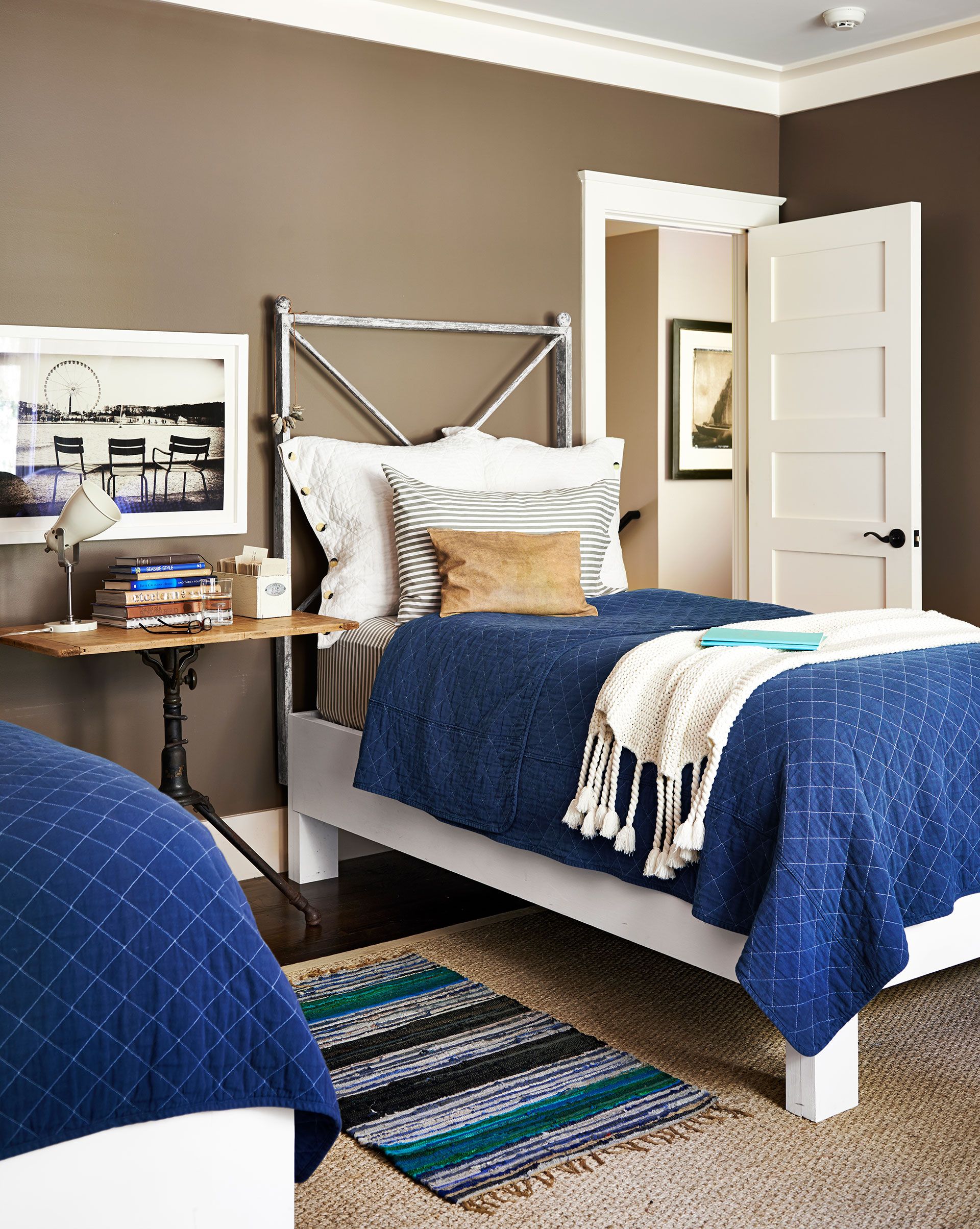 44 Best Guest Bedroom Ideas Decor, Twin Bed And Dresser Combo