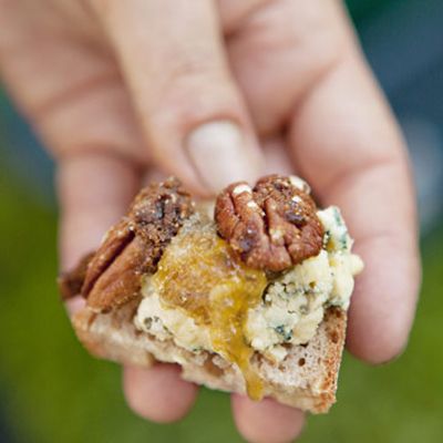 blue cheese toasts with praline pecans