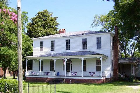 10 Beautiful Historic Houses for Sale for Under $100 000