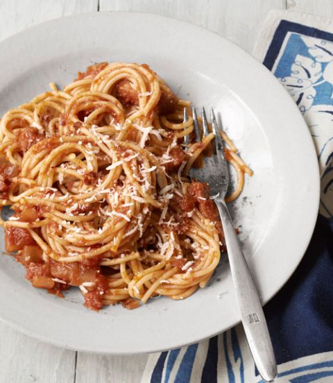 spaghetti with red onion and bacon
