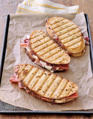 Panini au salami et au fromage trois salami grillés et paninis au fromage sur une plaque à pâtisserie