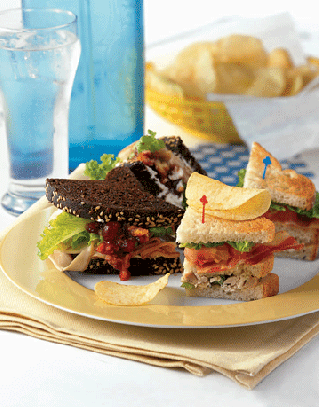Les sandwichs pèlerin et clubhouse mini-sandwiches sur une assiette