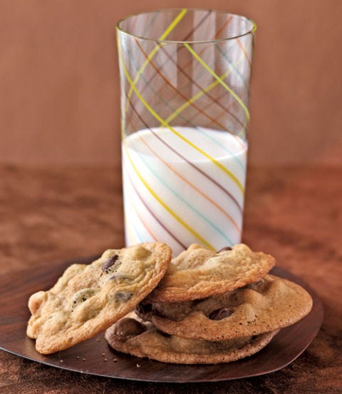 Biscuits au lait et aux pépites de chocolat biscuits aux brisures de chocolat sur une assiette à côté d'un verre de lait