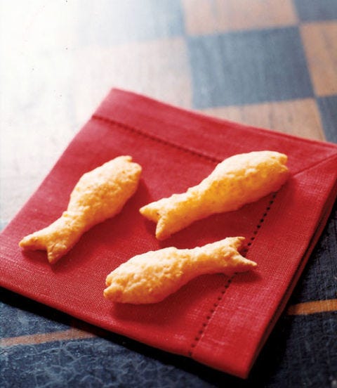 Craquelins au cheddar et à la farine de beurre d'arachide craquelins de poisson rouge sur une serviette rouge