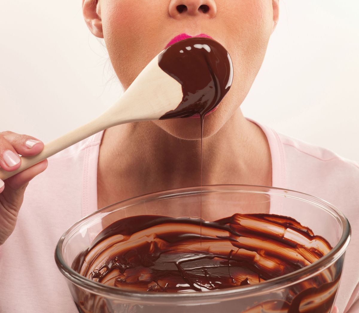 Шоколадки кушаем. Женщина в шоколаде. Ест шоколад. Девушка в шоколадной пасте. Пристрастие к сладкому.