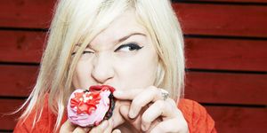 Vrouw eet cupcake